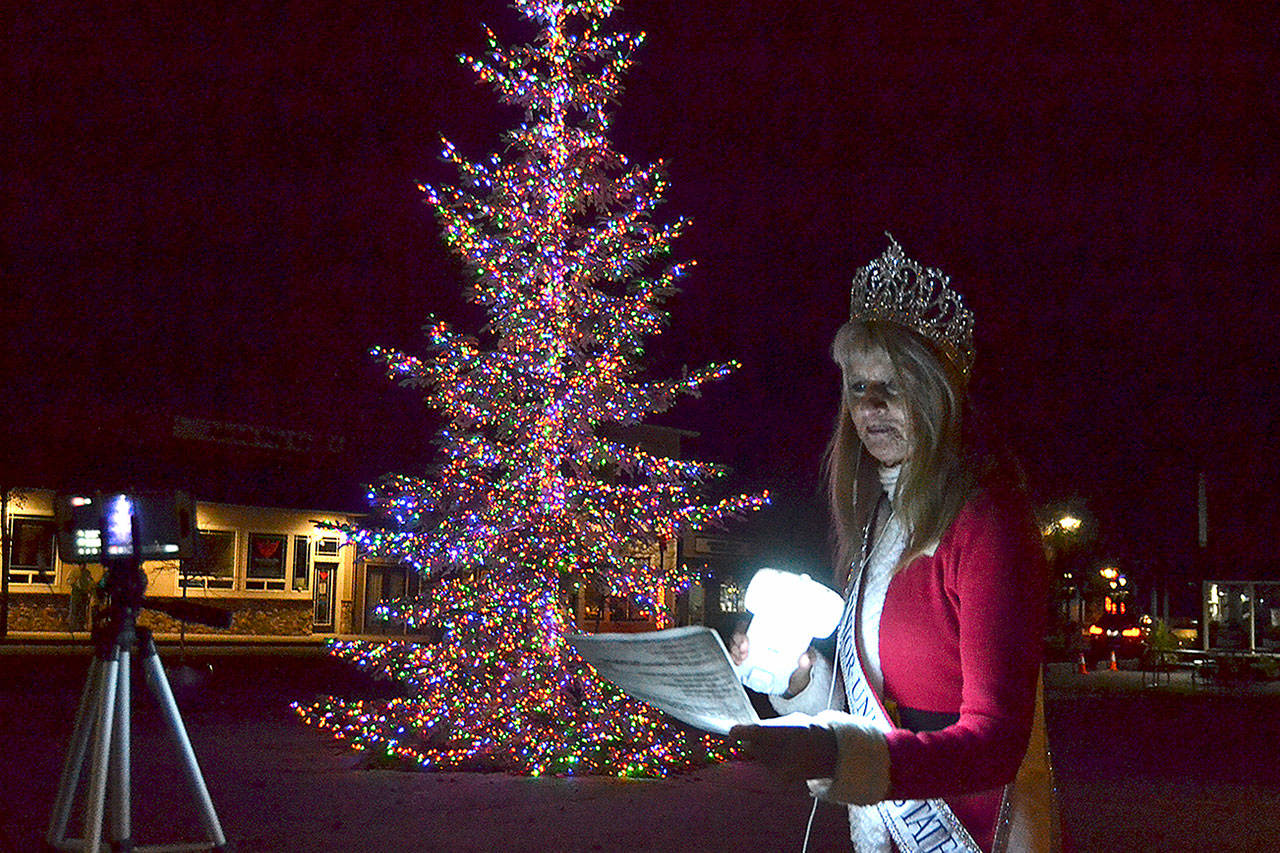 Captain-Crystal Stout sings “It’s beginning to look a lot like Christmas (in Sequim)” to celebrate the lighting of the Sequim tree on Thanksgiving night. Matthew Nash/Olympic Peninsula News Group