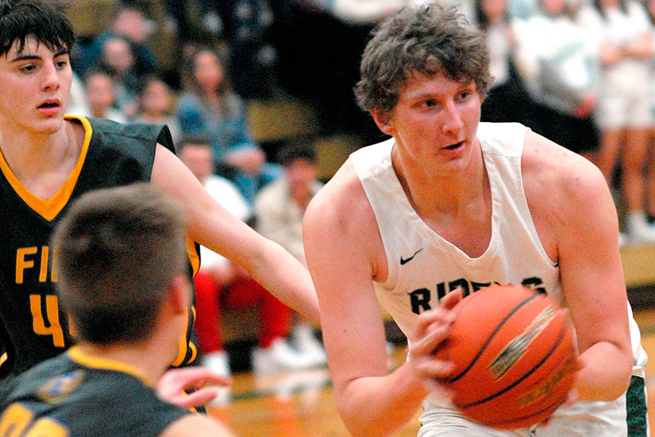 Keith Thorpe/Peninsula Daily News
Port Angeles' John Vaara, right, looks out from the key as Fife's Ivan Gonzalez-Cortez, left, and Kevin Williams defend the lane on Thursday night in Port Angeles.