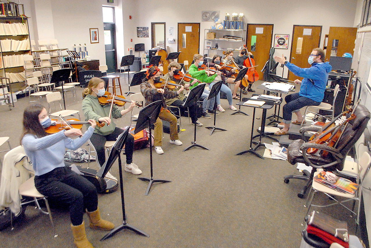 Keith Thorpe/Peninsula Daily News
Members of the Port Angeles High School Chamber Orchestra practice in class on Tuesday under the direction of instructor Nathan Rodahl, right.