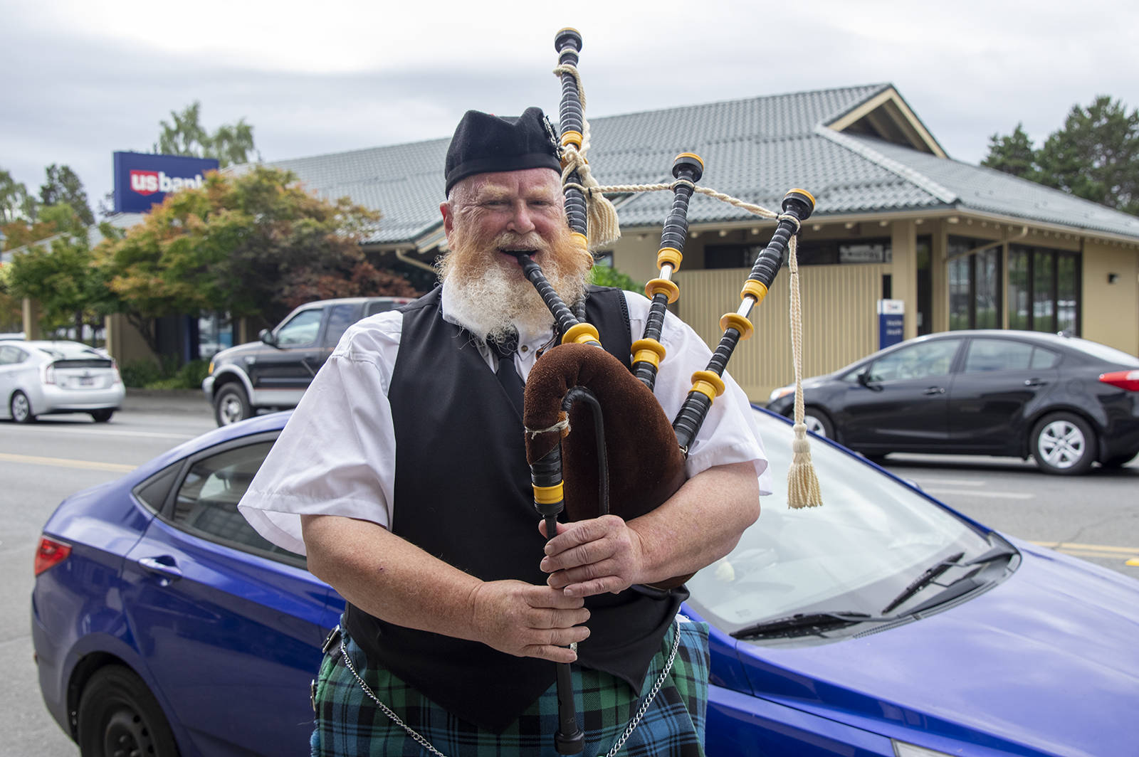 Erik Evans, the “Parking Lot Piper,” entertains people in downtown Sequim. (Emily Matthiessen/Olympic Peninsula News Group)