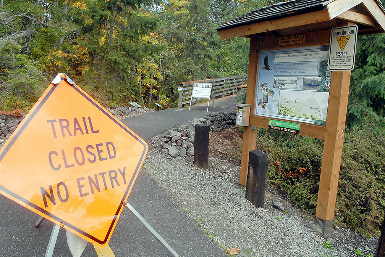 Signs mark the closure of the Waterfront Trail portion of the Olympic Discovery Trail at the Morse Creek trailhead east of Port Angeles on Tuesday. (Keith Thorpe/Peninsula Daily News)