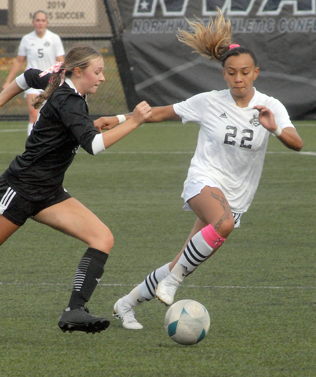 Peninsula’s Miya Clarke, right, outpaces Skagit Valley’s Ahsley Thomas during Wednesday’s match in Port Angeles. (Keith Thorpe/Peninsula Daily News)