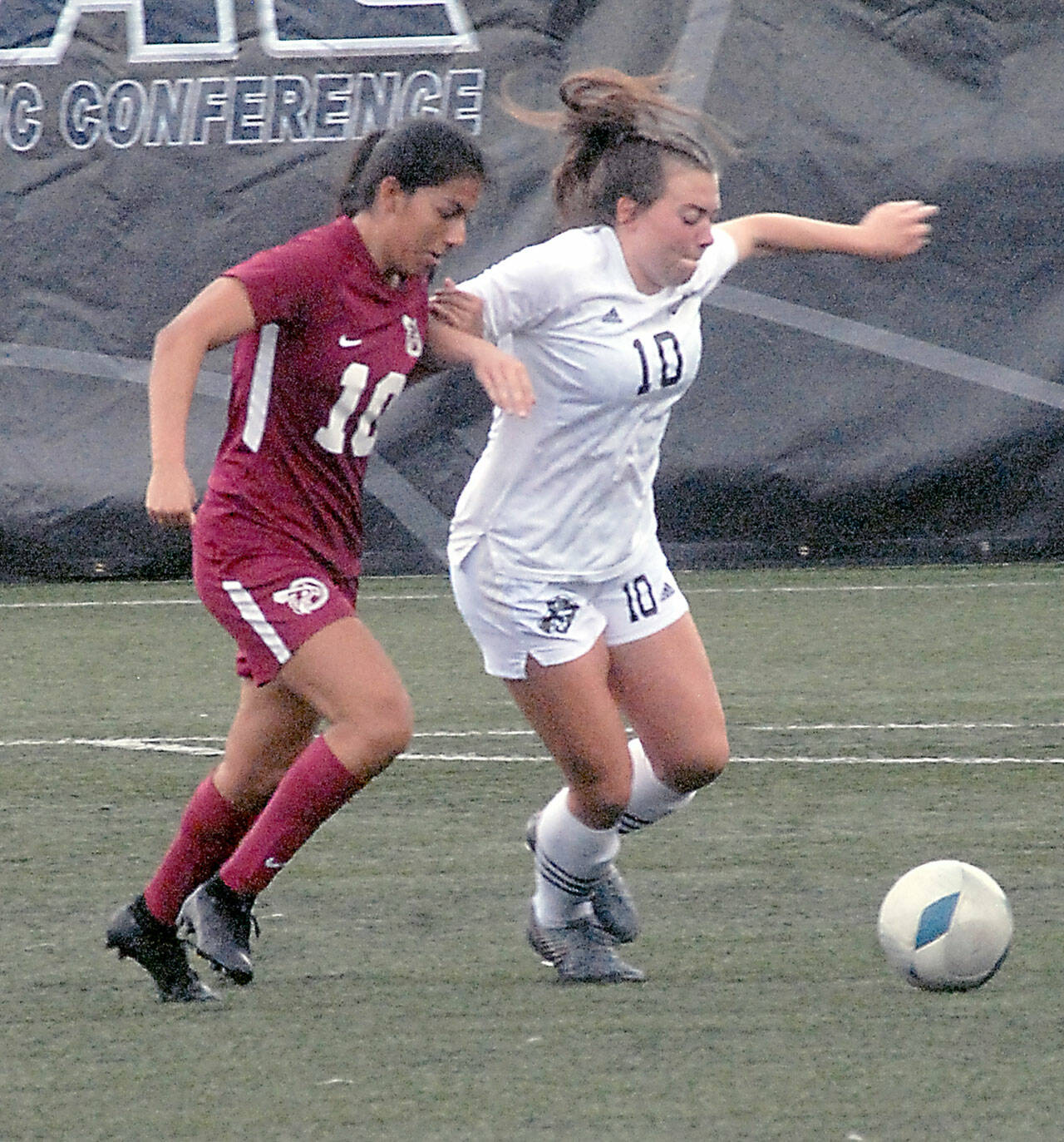 Pierce’s Regina Garay, left, and Peninsula’s Grace Johnson chase a loose ball on Saturday in Port Angeles. Johnson was one of six Pirate women named to the NWAC’s North Region All-Star Team this week. Johnson and Peninsula play Columbia Basin in the NWAC Semifinals today at Starfire Sports Complex in Tukwila. (Keith Thorpe/Peninsula Daily News)