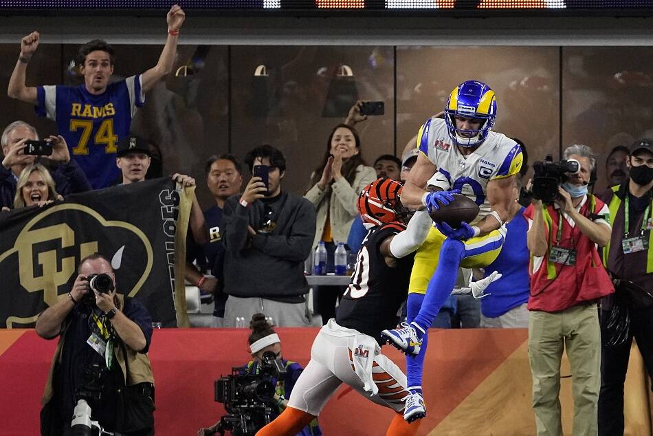 Los Angeles Rams wide receiver Cooper Kupp (10) pulls in a touchdown catch as Cincinnati Bengals cornerback Eli Apple (20) defends during the second half of the NFL Super Bowl 56 football game Sunday in Inglewood, Calif. (AP Photo/Tony Gutierrez)