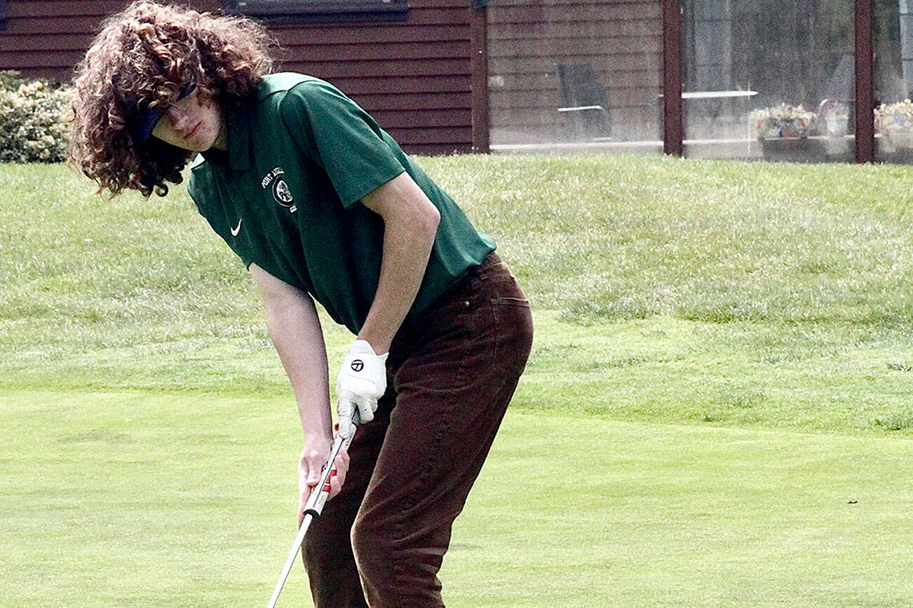 PA’s Edun Bailey sinks a 10 foot putt for a birdie on the 5th green dlogan