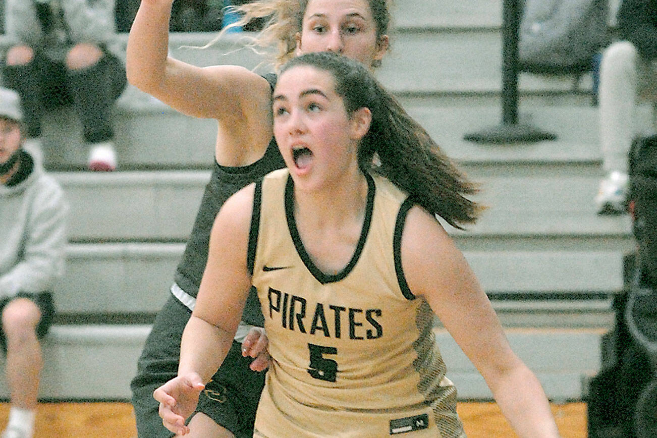 Keith Thorpe/Peninsula Daily News
Peninsula's Hope Glasser heads for the lane past Shoreline's Gracie Browning on Wednesday at Peninsula College. 2021 FILE