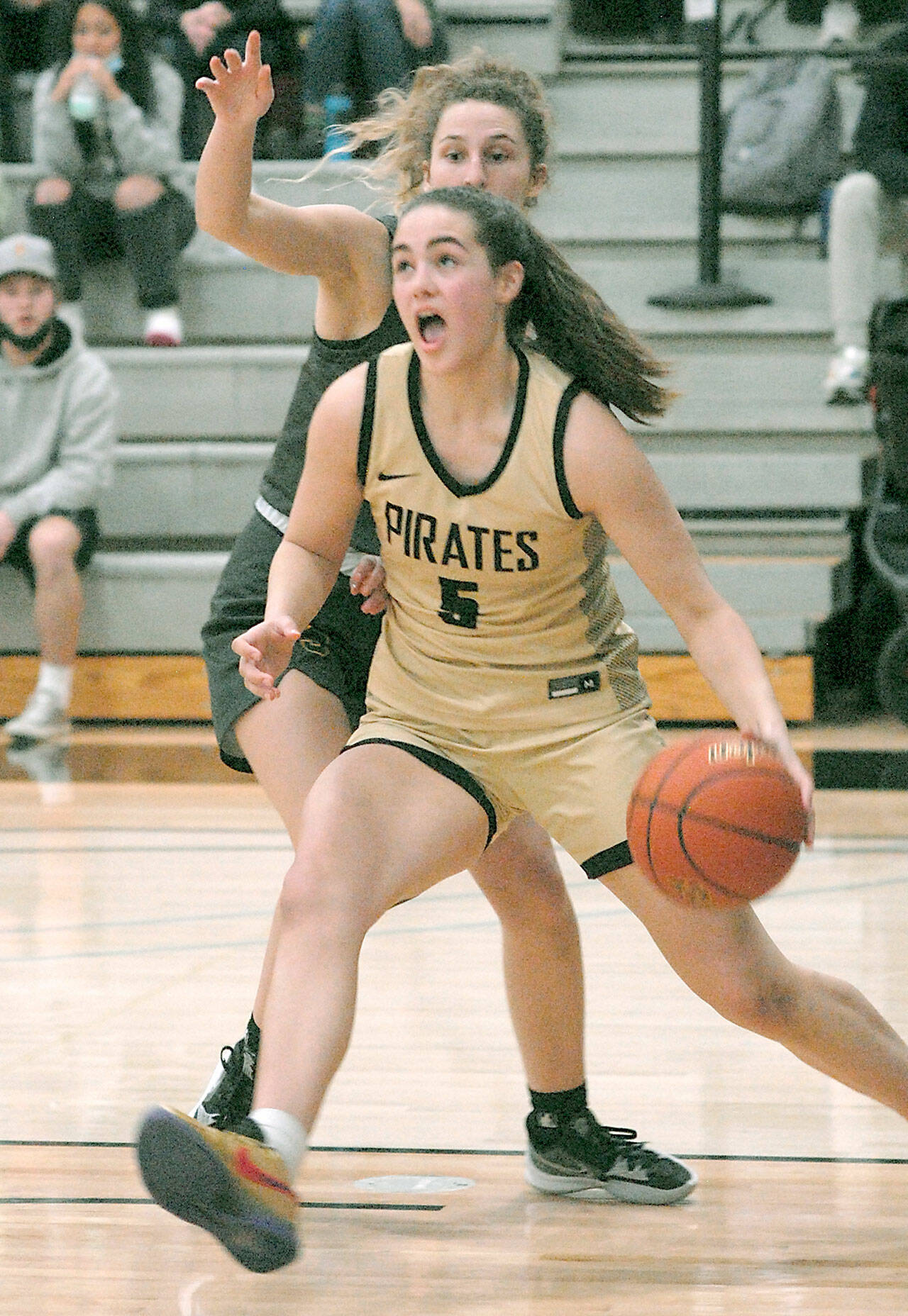 Peninsula’s Hope Glasser heads for the lane past Shoreline’s Gracie Browning on Wednesday at Peninsula College. (Keith Thorpe/Peninsula Daily News, 2021 file)