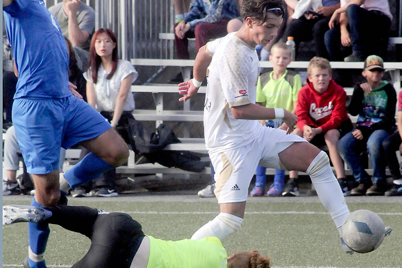 KEITH THORPE/PENINSULA DAILY NEWS
Peninsula's Pau Vivas Pau Vivas Ayala right, takes advantage of a loose ball missed by Edmonds' goalkeeper Devon Collins, leaving a wide open net to score a goal as Edmond's Aaron Diaz, left, tries to avoid a collision during the first half on Wednesday in Port Angeles.