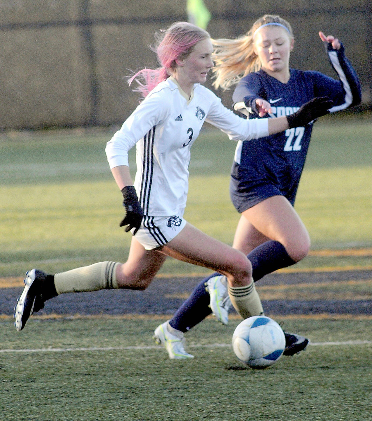 KEITH THORPE/PENINSULA DAILY NEWS Peninsula’s Millie Long, left, races downfield with Spokane’s Aubrey Thomas in pursuit during Saturday’s NWAC quarterfinal game at Wally Sigmar Field in Port Angeles.