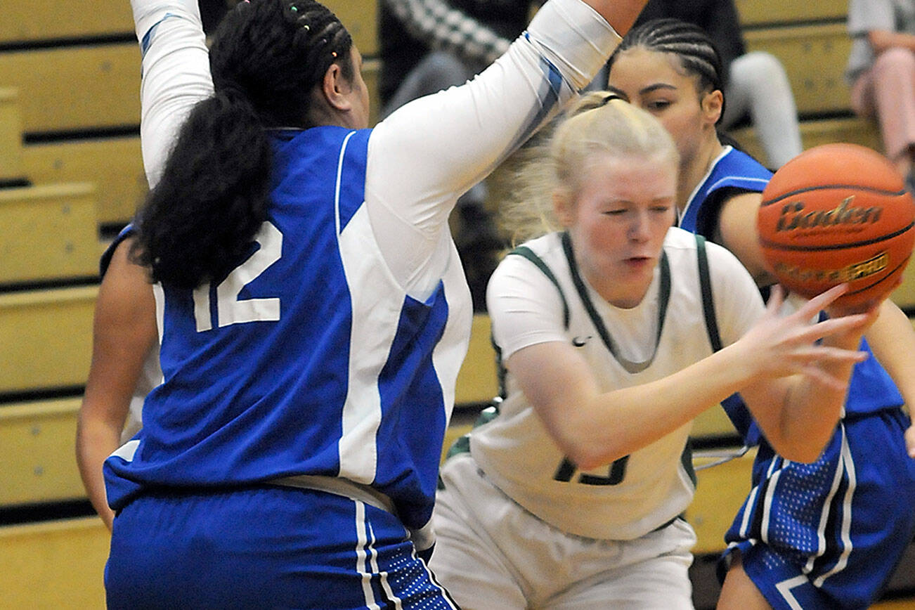 KEITH THORPE/PENINSULA DAILY NEWS
Paige Mason of Port Angeles, center, tries to hold on as she slips past North Mason's Tanza Tupolo, left, Adrianne Tupolo, right, on Thursday in Port Angeles.