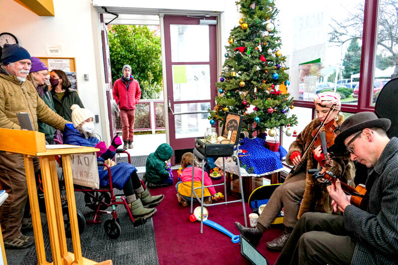 Musicians Jonathan Doyle and Corinne Adams, play a duet during the last day of the Saturday Farmers Market in Uptown Port Townsend. (Steve Mullensky/for Peninsula Daily News)