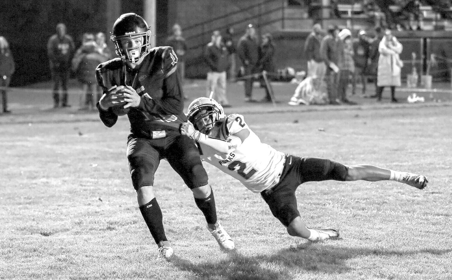 Kody Christen/The [Centralia] Chronicle
Napavine's Colin Shields hauls in a touchdown catch while Forks' Noah Foster defends during Napavine's 52-8 win over Forks on Thursday. Colin Shields makes a touchdown catch during a Napavine win over Forks 52-8 Oct. 26.