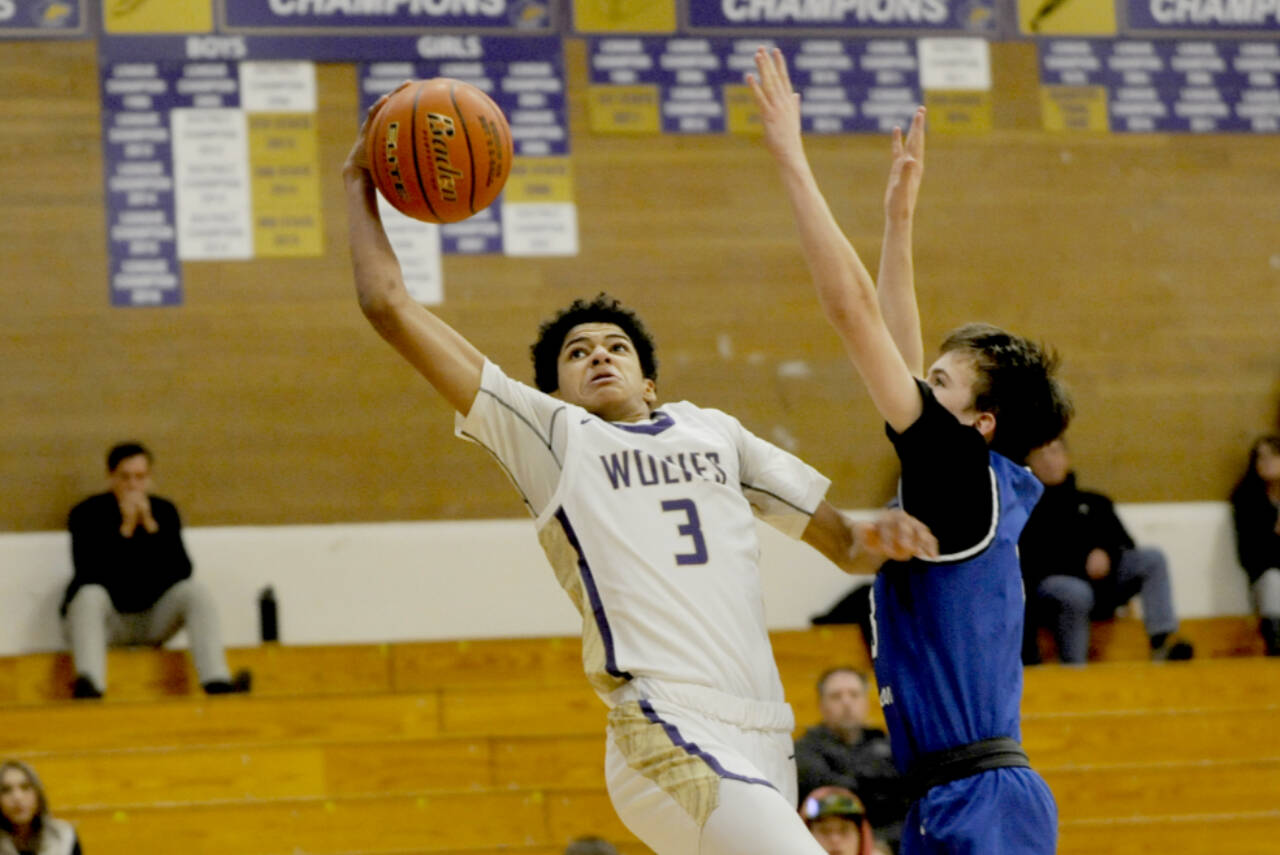 Sequim’s Solomon Sheppard drives to the rim against North Mason on Tuesday. (Michael Dashiell/Olympic Peninsula News Group)