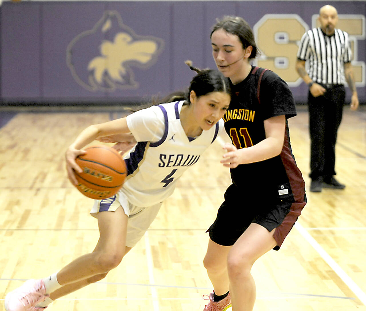 Sequim’s Gracie Chartraw (4) drives against Kingston on Friday in Sequim. (Michael Dashiell/Olympic Peninsula News Group)