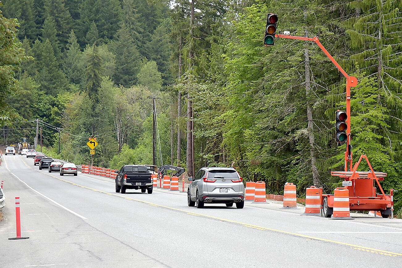 KEITH THORPE/PENINSULA DAILY NEWS
A temporary traffic light to contol one-way alternation traffic across the current U.S. 101 bridge over the Elwha River southwest of Port Angeles awaits activation on Wednesday in preparation for moving traffic to a new nearby Elwha bridge.