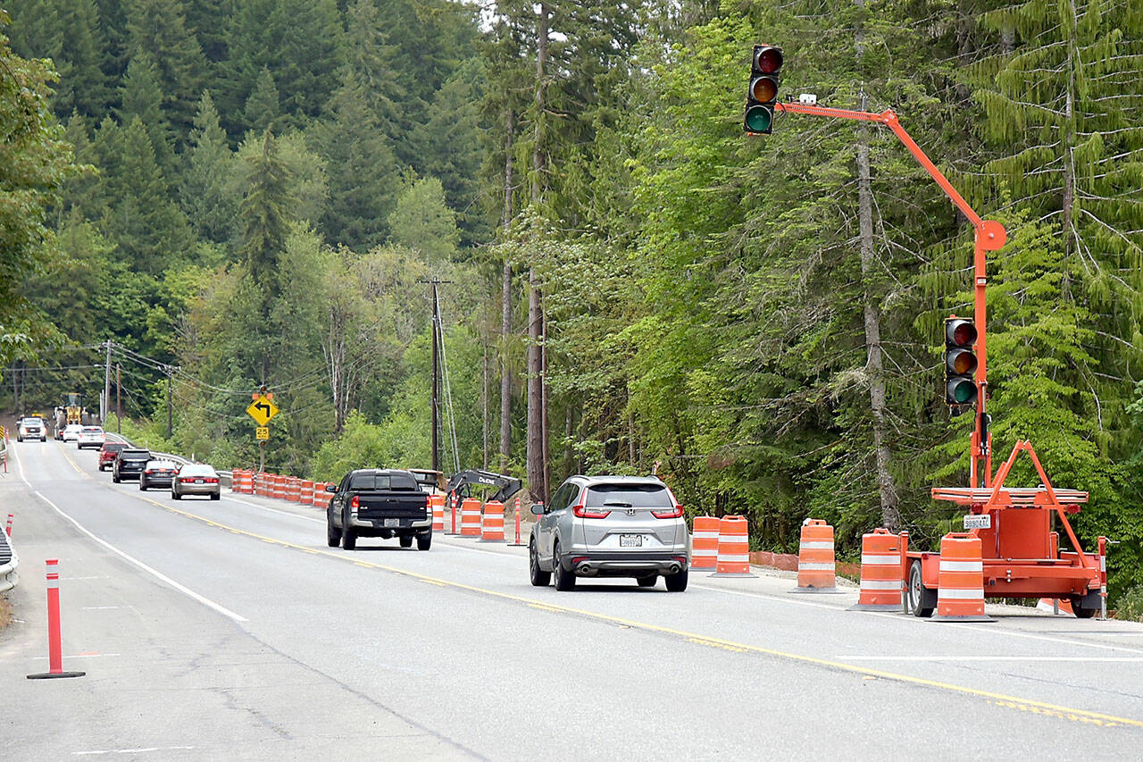 A temporary traffic light to control one-way traffic alternationacross the current U.S. 101 bridge over the Elwha River southwest of Port Angeles awaits activation on Wednesday in preparation for moving traffic to a new nearby Elwha bridge. (KEITH THORPE/PENINSULA DAILY NEWS)