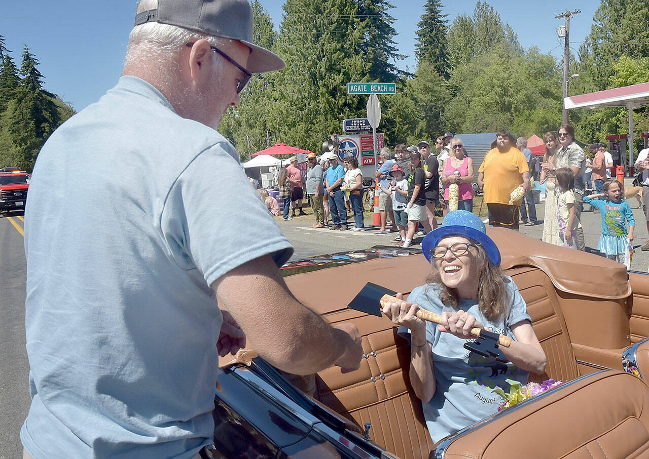 Stephanie Fuscher receives a ceremonial key to the city from Joyce Daze festival chairman John Kent, who took on the honor of being Joyce “mayor” for the day. (Keith Thorpe/Peninsula Daily News)