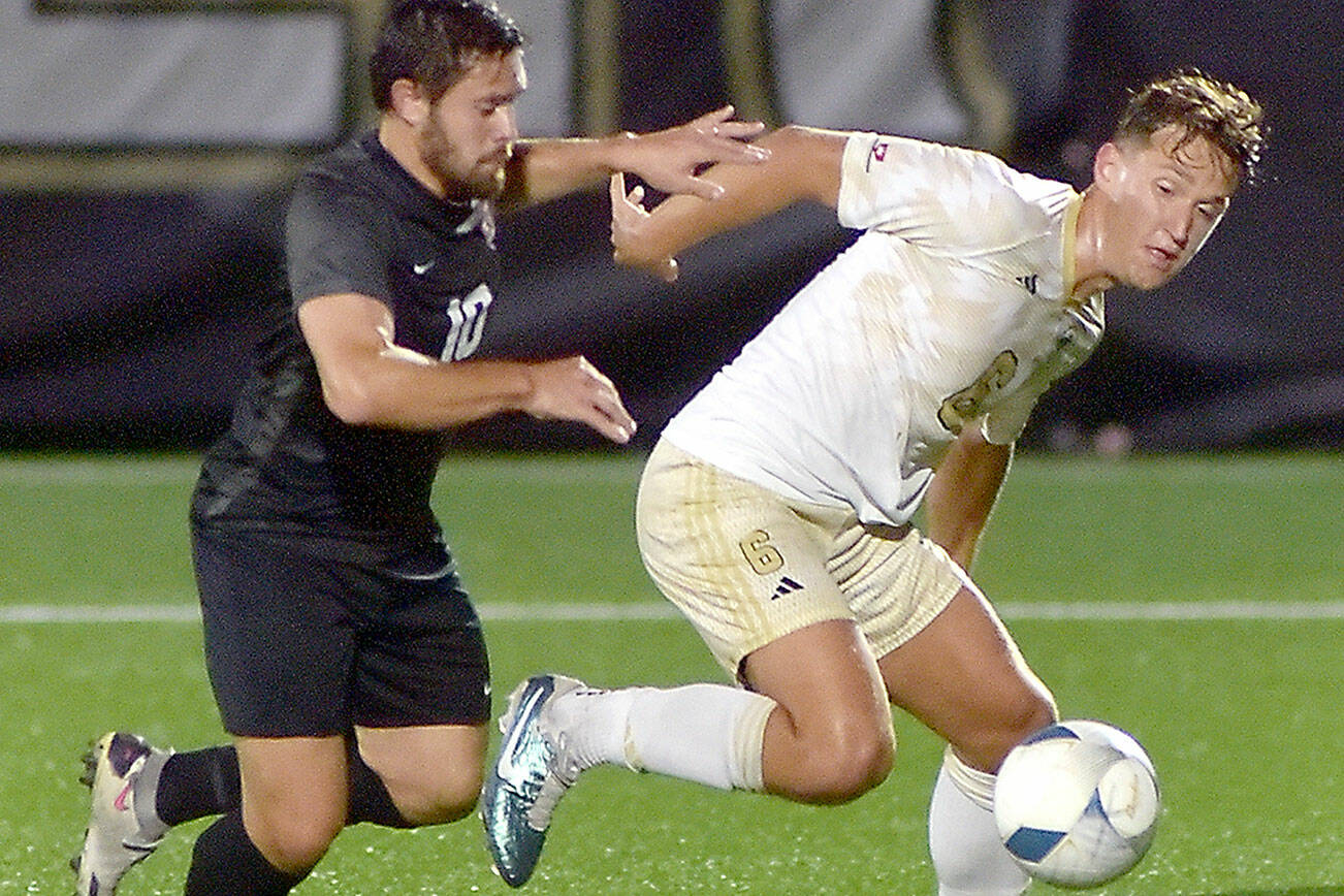 KEITH THORPE/PENINSULA DAILY NEWS
Peninsula's Konrad Mueller left, pushes off against Everett's Cristiano Whitaker on Wednesday at Peninsula College.