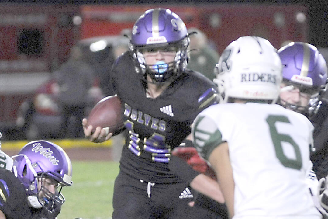 Sequim’s Zeke Schmadeke ran for 148 yards on 24 carries against the Port Angeles Roughriders on Friday night. (Michael Dashiell/Olympic Peninsula News Group)