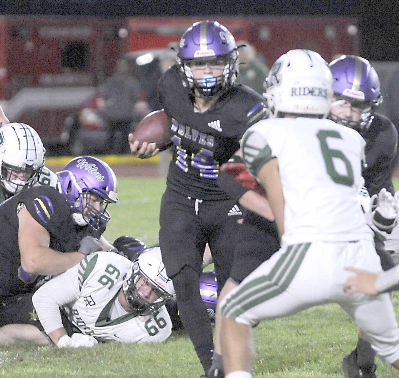 Sequim’s Zeke Schmadeke ran for 148 yards on 24 carries against the Port Angeles Roughriders on Friday night. (Michael Dashiell/Olympic Peninsula News Group)