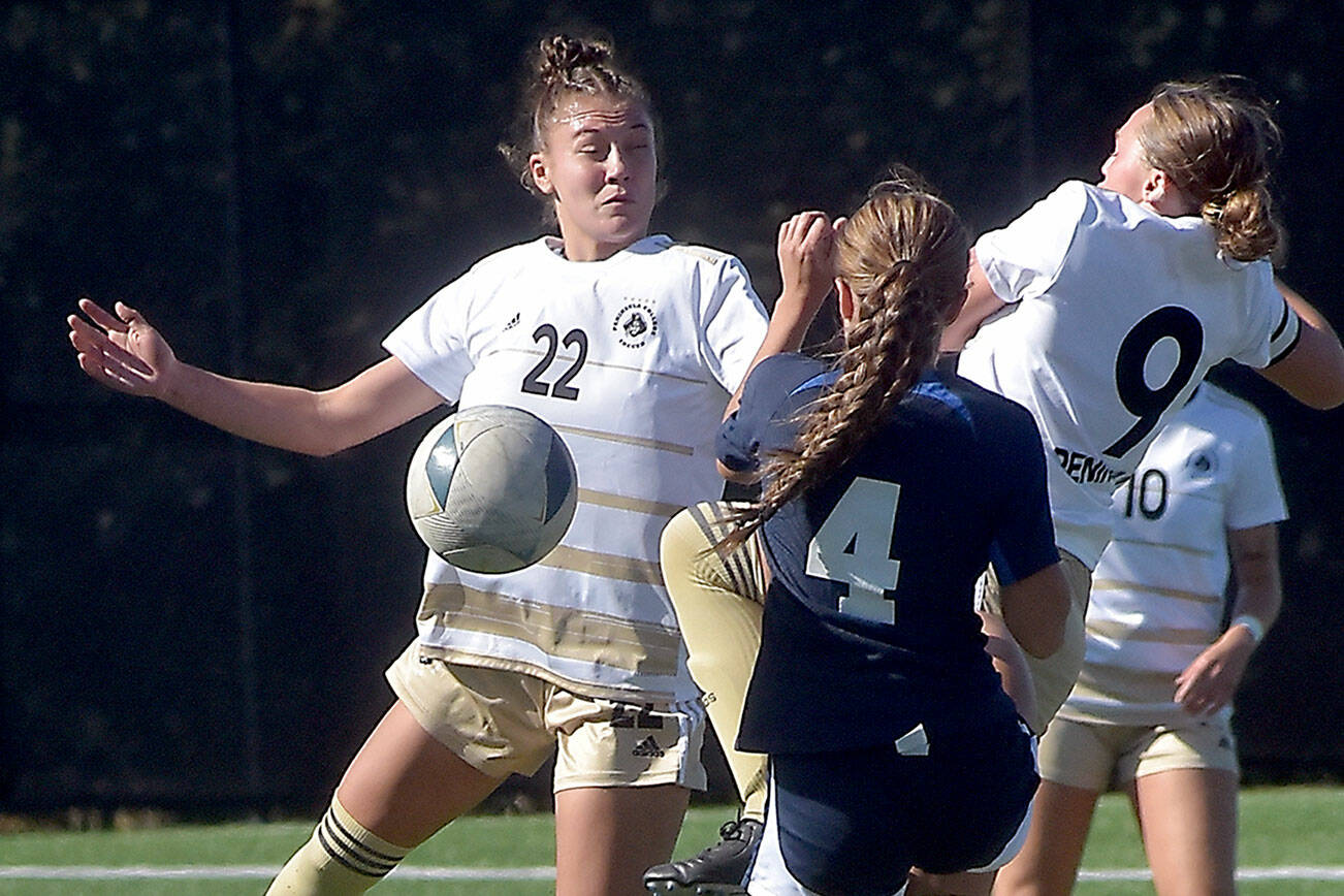 KEITH THORPE/PENINSULA DAILY NEWS
Peninsula's Paige Johnson, left, defends the ball as teammate Evee Stoddard provides a block against Bellevue's Malia Brown on Wednesday at Peninsula College.