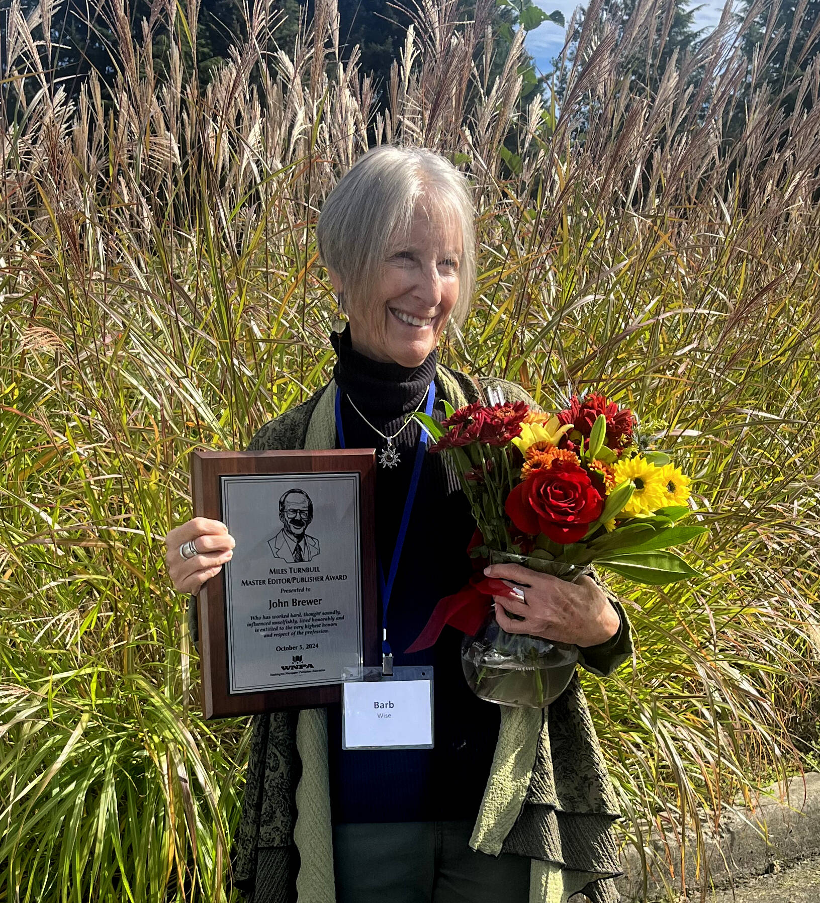 Barbara Wise displays the Washington Newspaper Publisher Association’s Miles Turnbull Master Editor/Publisher award honoring her late husband John Brewer at the WNPA convention in Olympia on Oct. 5. (photo by Ileana Murphy Haggerty)