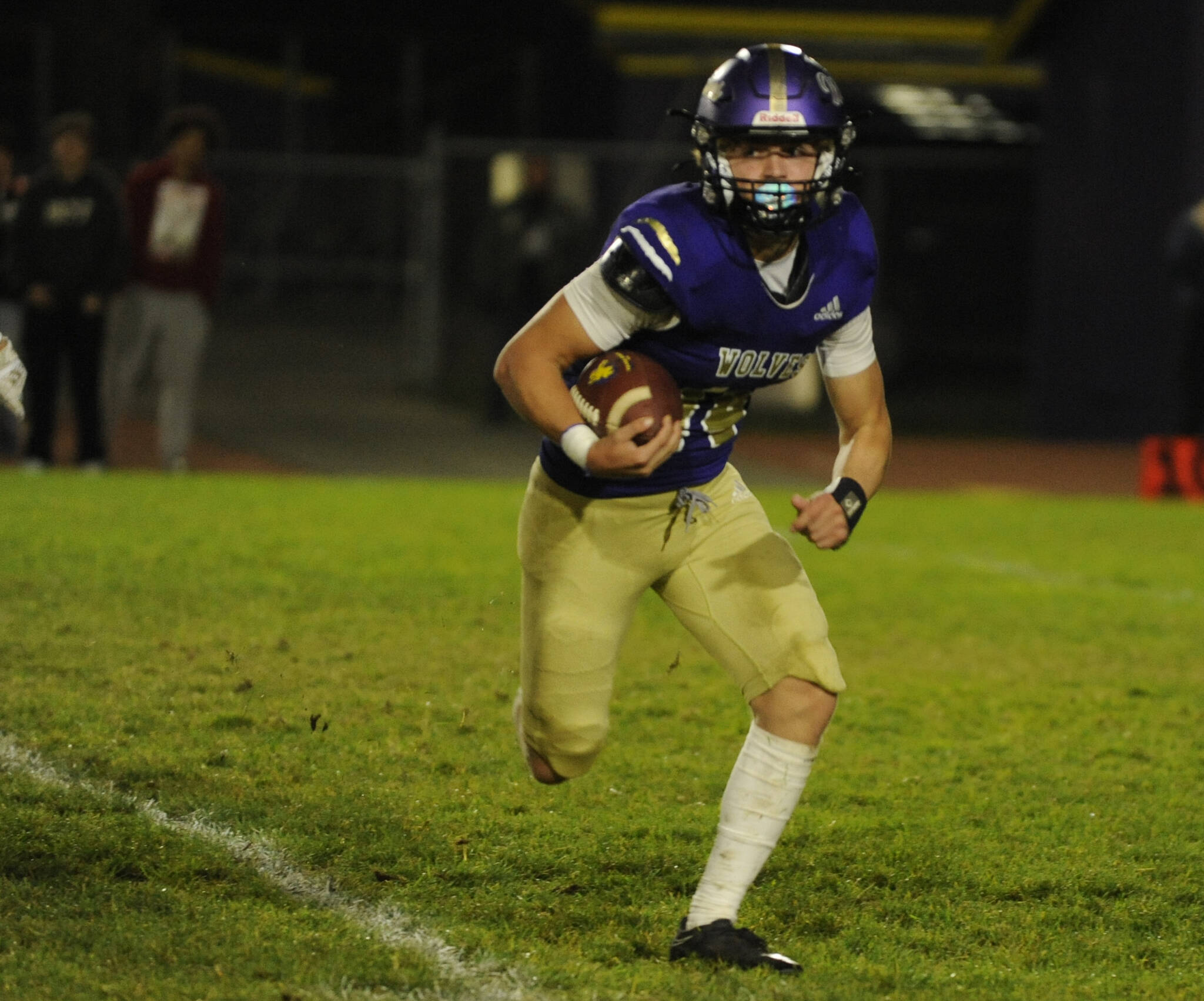 Michael Dashiell/Olympic News Group
Sequim quarterback Zeke Schmadeke ran for 230 yards in the Wolves’ playoff-clinching win over North Mason on Thursday. Schmadeke is shown during an Oct. 25 home game with Bainbridge.