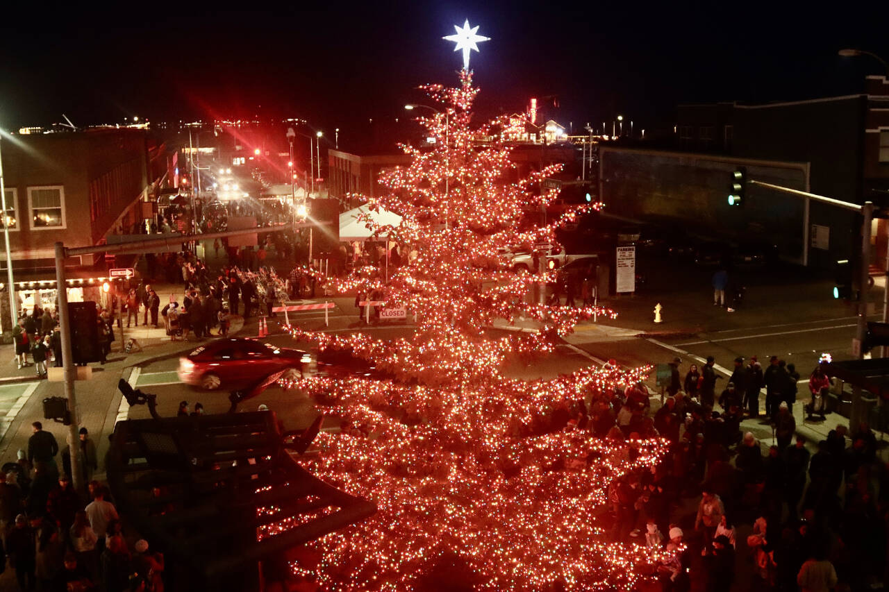 The crowd of several hundred holiday revelers, most of which were children, watches as the downtown Port Angeles Christmas tree is lit. (Dave Logan/for Peninsula Daily News)