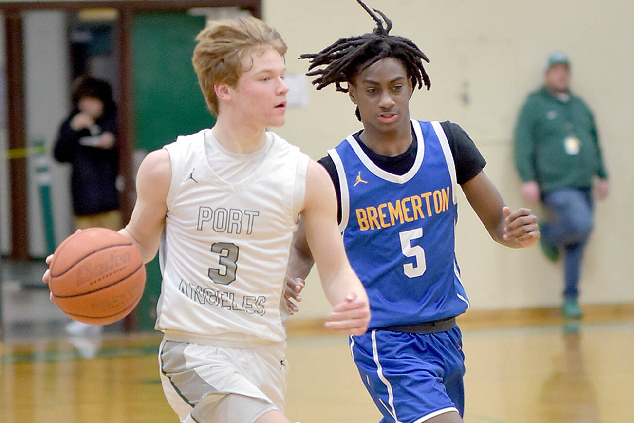 KEITH THORPE/PENINSULA DAILY NEWS 
Port Angeles' Gus Halberg, left, is pursued by Bremerton's Enoch Taylor on Thursday at Port Angeles High School.